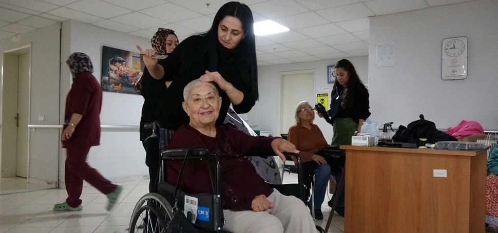 Kuaför ve berberlerden yaşlılara ücretsiz tıraş ve bakım